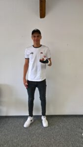 Maximilian Retzer, Torwart der U19 des FC Augsburg freut sich nach seiner Trainingsverletzung über seine bei Orthoforum angefertigte Handorthese.
